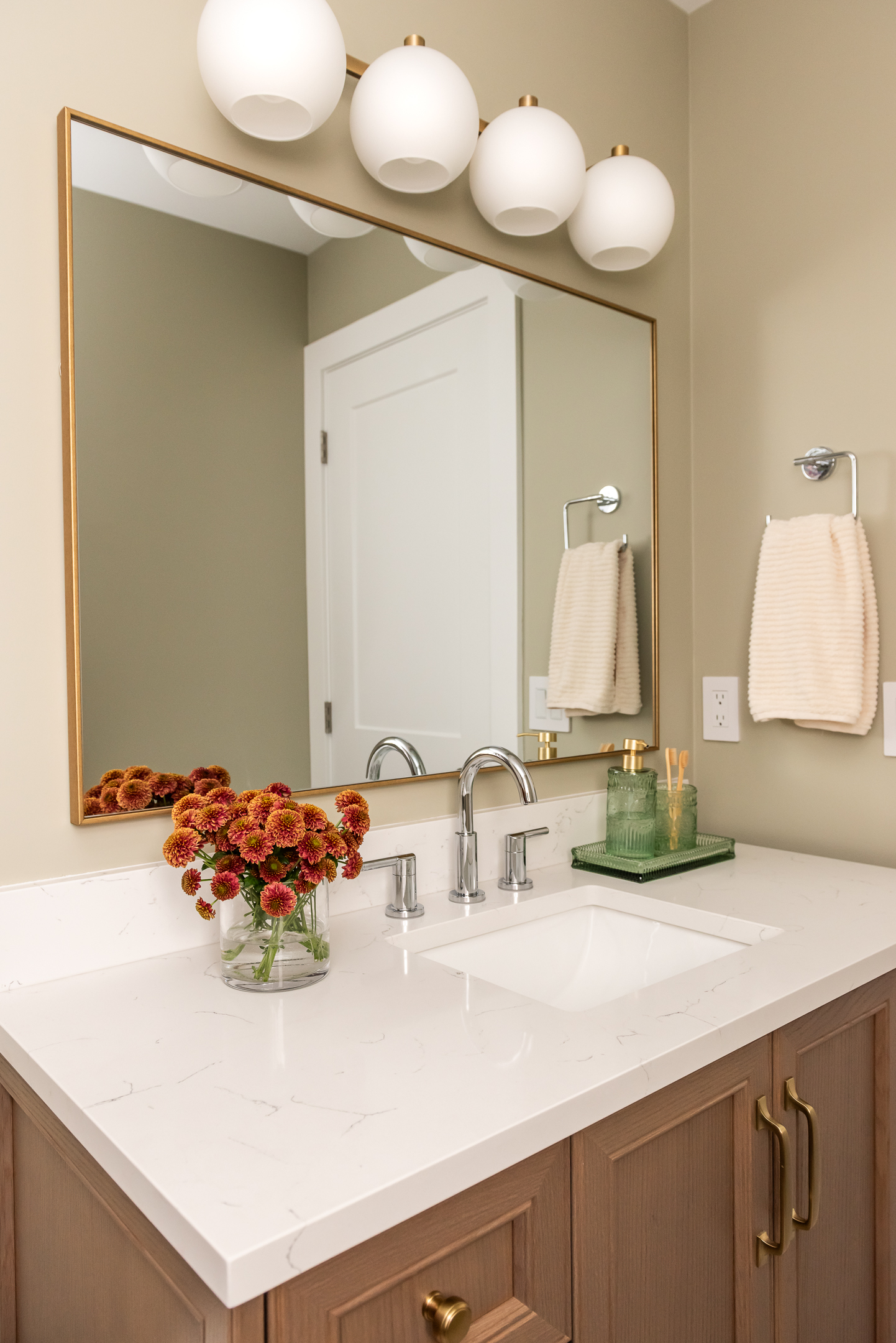 transitional kids bathroom, pops of colour, wood vanity