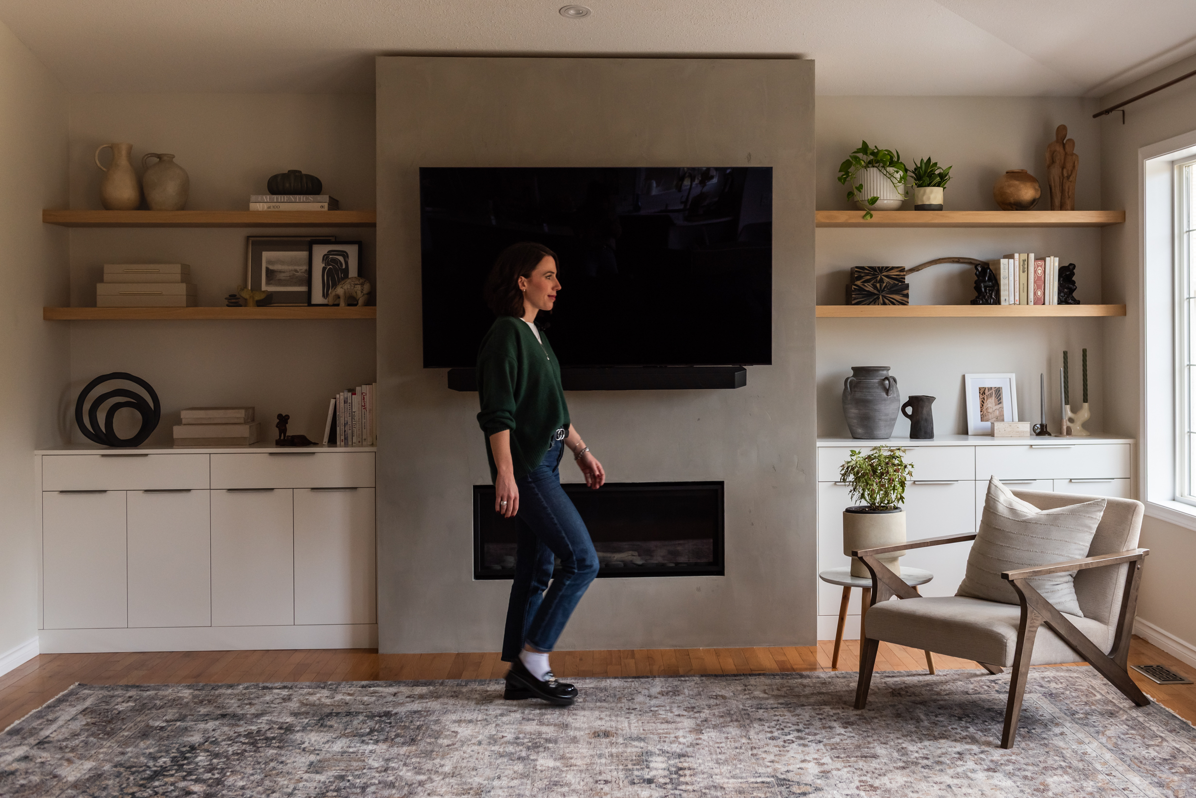 Clean lined living room fireplace design without a mantel, featuring a plaster finish and integrated custom built ins for a calm, minimalist aesthetic.